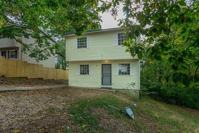 Building Photo - Newly renovated 3 bedroom, 1.5 bathroom fo...