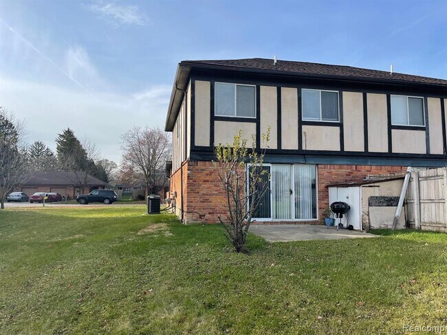 Building Photo - 5858 Niles Dr