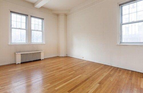 Foto del edificio - 319 W 12th St