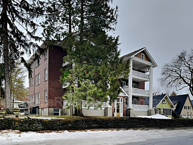 Building Photo - 634 E 23rd Ave