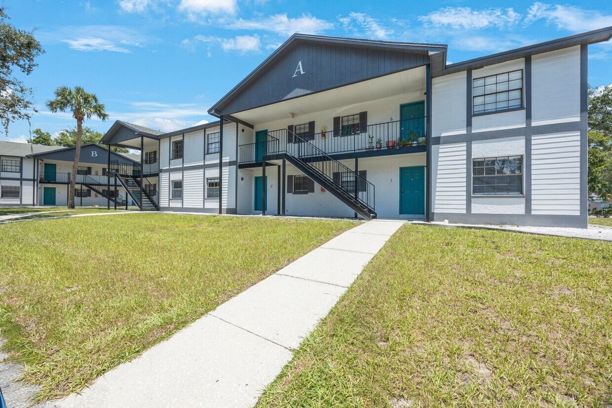 Foto principal - Newly Renovated 2 bedroom 2 bath within wa...