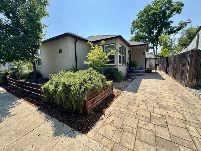 Building Photo - Charming Home Available Now!