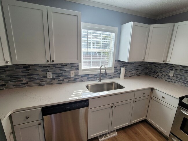 Building Photo - Like New Three Bedroom Home