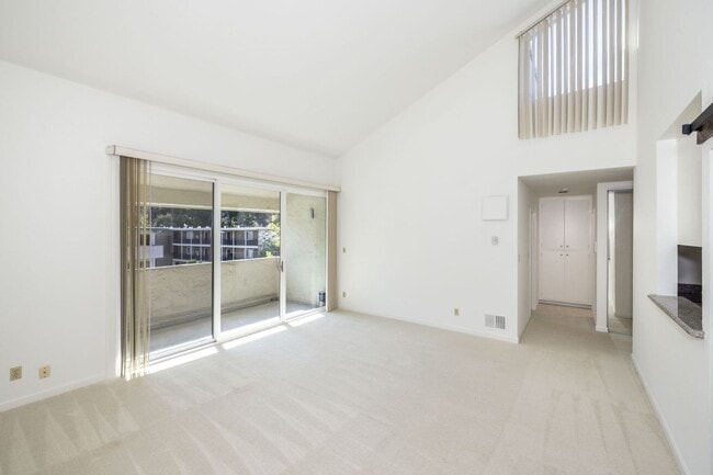 Building Photo - Lovingly Maintained 1 Bed, 1 Bath Condo in...