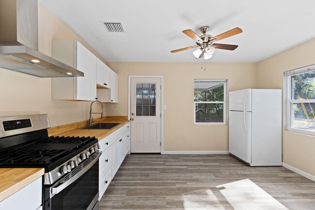 Building Photo - Remodeled 2 bedroom 1 bath duplex located near the Duckpond area