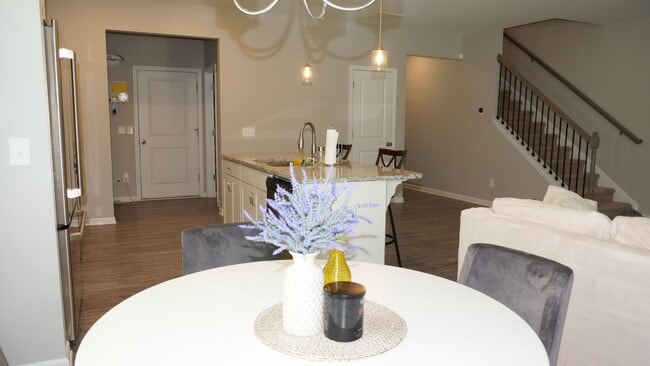 Foto del edificio - Lke New Close-in Canton Townhome