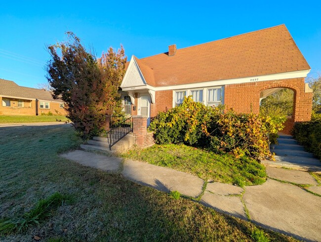 Building Photo - Historic One Bedroom Duplex