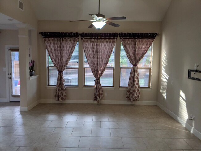 Viviendo - 13204 Hymeadow Cir