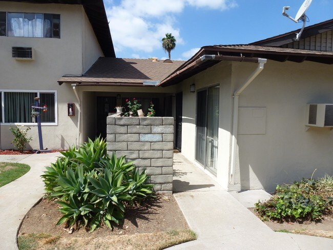 Foto del edificio - 2624-2630 Milton Ave