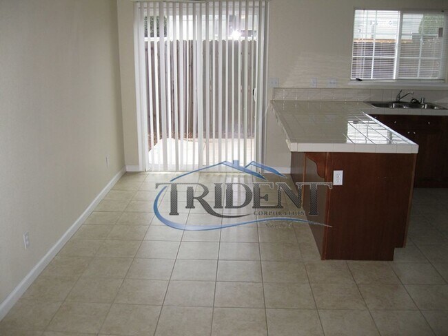 Foto del edificio - 3 bedroom, 2 1/2 bath halfplex/townhouse