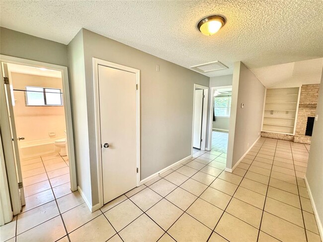 Building Photo - 1401 Somerset Dr
