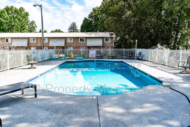 Building Photo - 109 Louella Dr