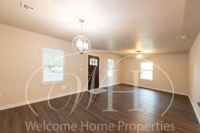 Building Photo - Spacious 4 Bedroom Home Near WWU