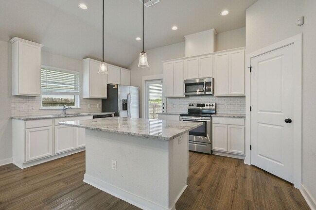 Foto del edificio - Immediate Move in 3 Bedroom, 2 Bathroom Home with 2 Car Garage