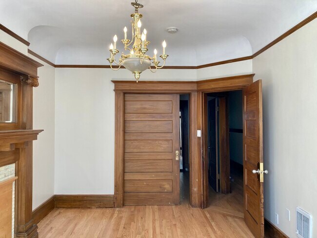 Exterior, street-facing living room - 1464 Leavenworth St