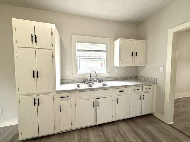 Foto del edificio - 1105 Burch St NW
