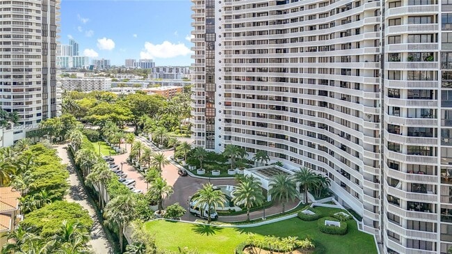 Foto del edificio - 1000 W Island Blvd
