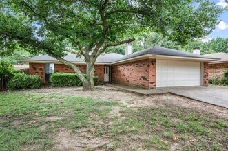 Building Photo - 504 Warbler Dr