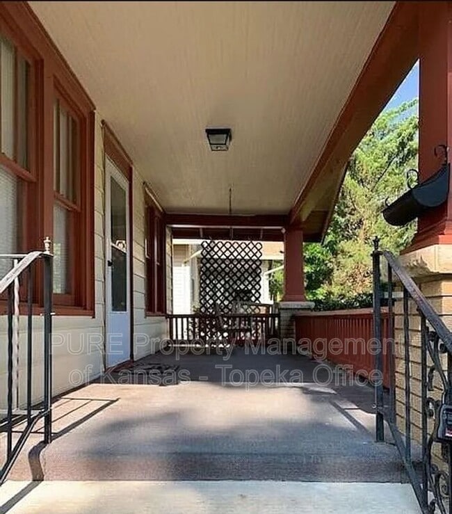 Building Photo - 2219 SW Huntoon St