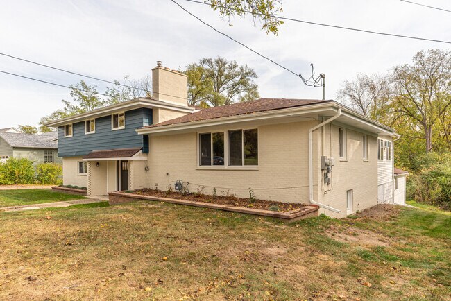 Foto del edificio - 1520 Traver Rd