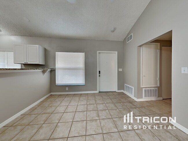 Building Photo - 817 Valley Hill Dr