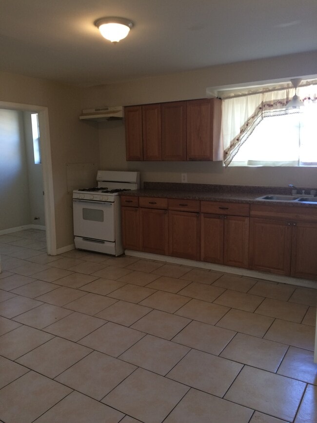 Building Photo - 2350 Lyndell Dr