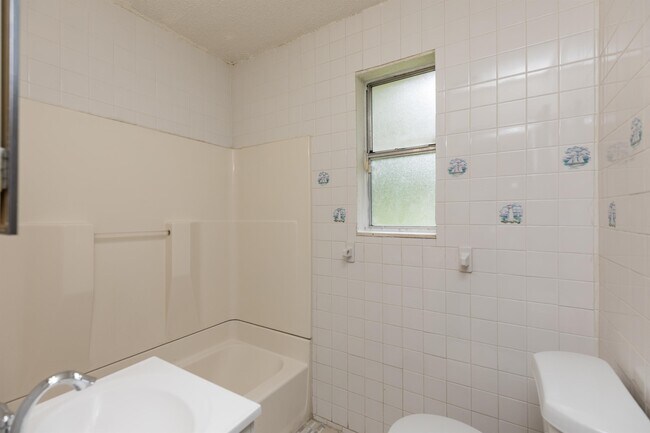 Building Photo - 1120 Carthage Dr