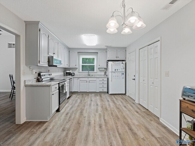 Foto del edificio - 105 Whisperbrook Cir