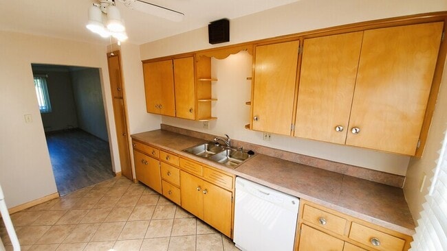 Building Photo - 2903 Oakland Rd NE