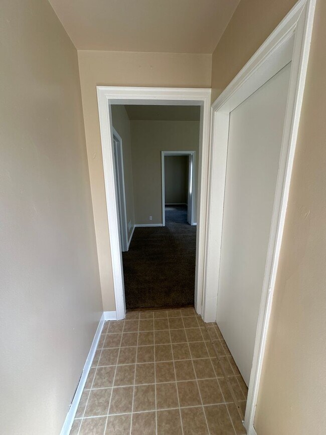 Building Photo - EZ - 202 Triplex