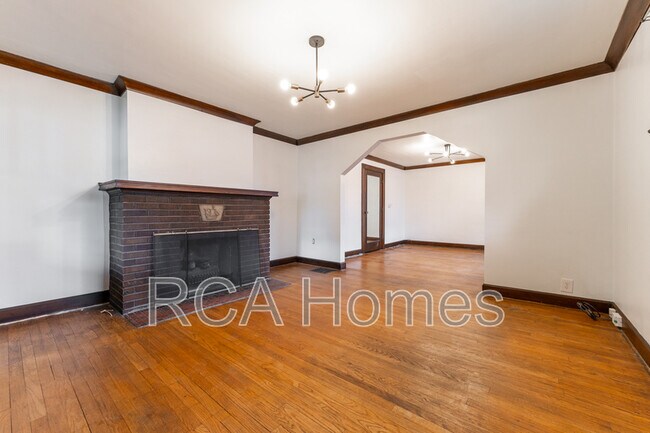 Foto del edificio - 4908 E 10th St