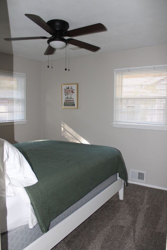 Foto del edificio - 3 bed 2 bath 2 car garage near campus.