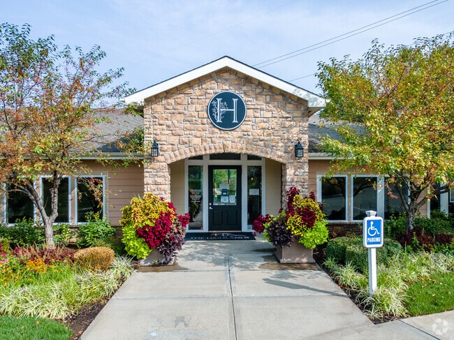 Building Photo - The Highlands