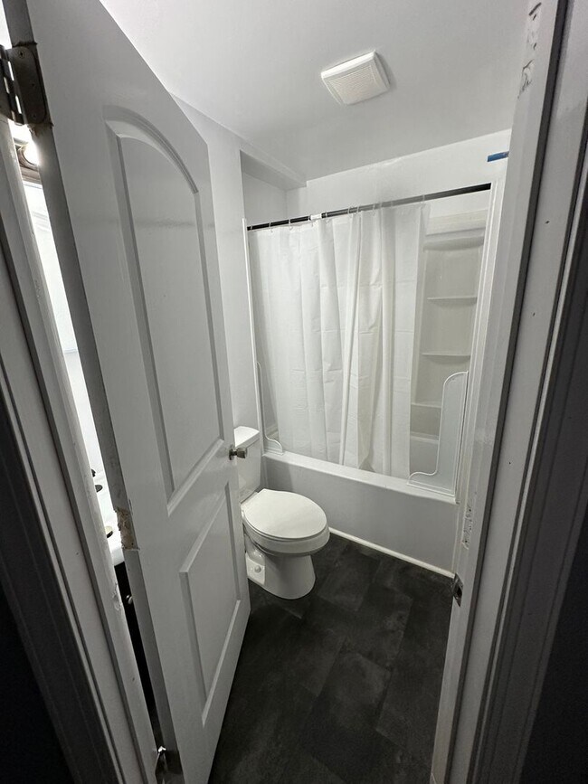 Foto del edificio - 3 bed 2 bath house on North Side! All electric, Central Air, laundry included, big yard