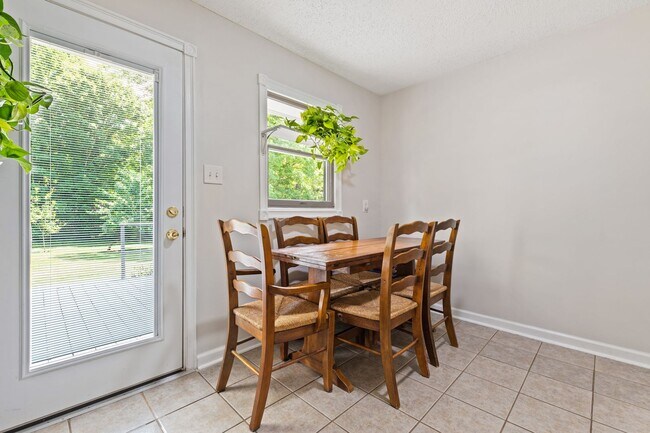 Building Photo - Beautiful Ranch on Large lot, Close to Ral...