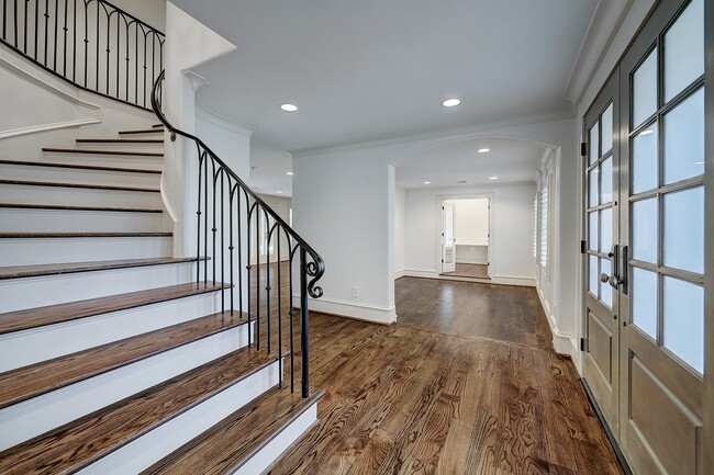 Building Photo - 14123 Carolcrest Cir