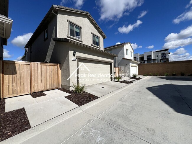 Foto del edificio - 3bd/2ba Roseville Home with 2 Car Garage