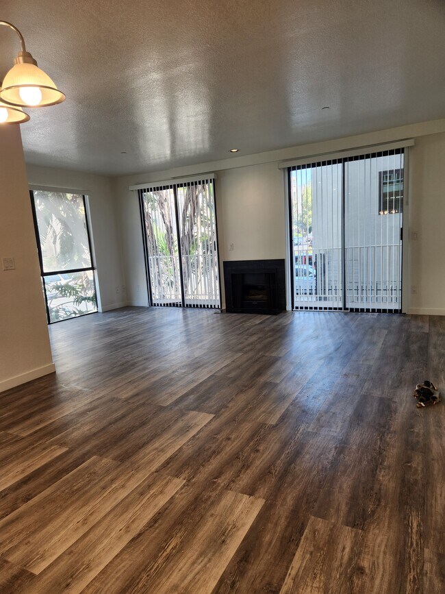 Sala de estar - 1150 Granville Ave