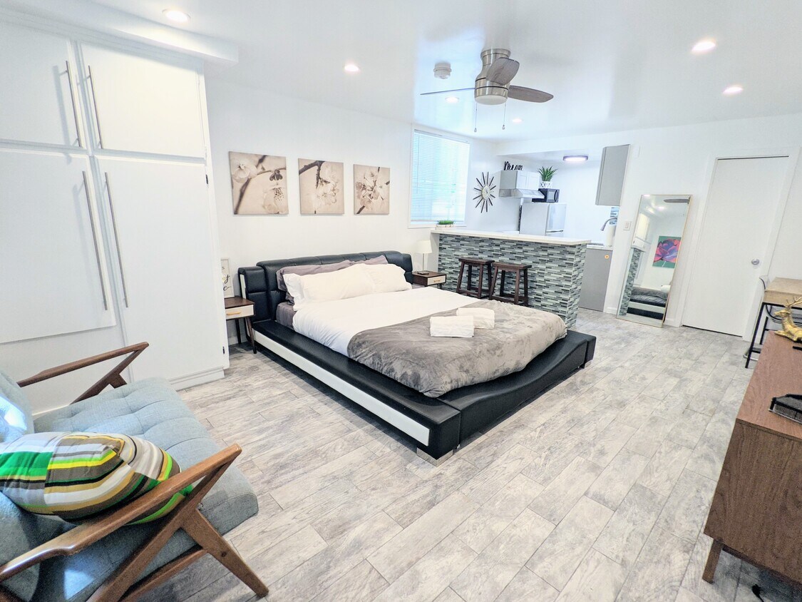Foto principal - 1272 N Hayworth Ave