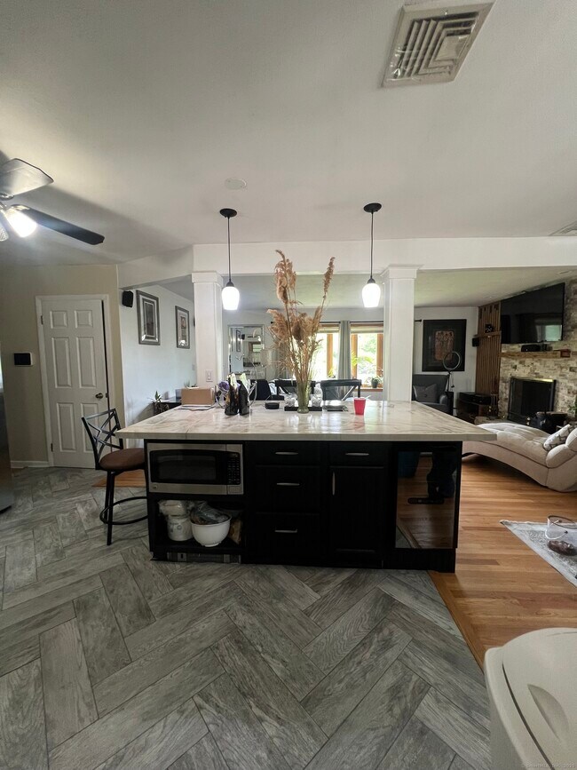 Foto del edificio - 323 Shingle Hill Rd