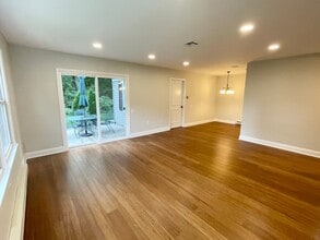 Building Photo - 293B Sharon Way
