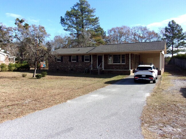 Building Photo - Beautiful 3 Bedroom 1 1/2 Bath Brick Ranch...