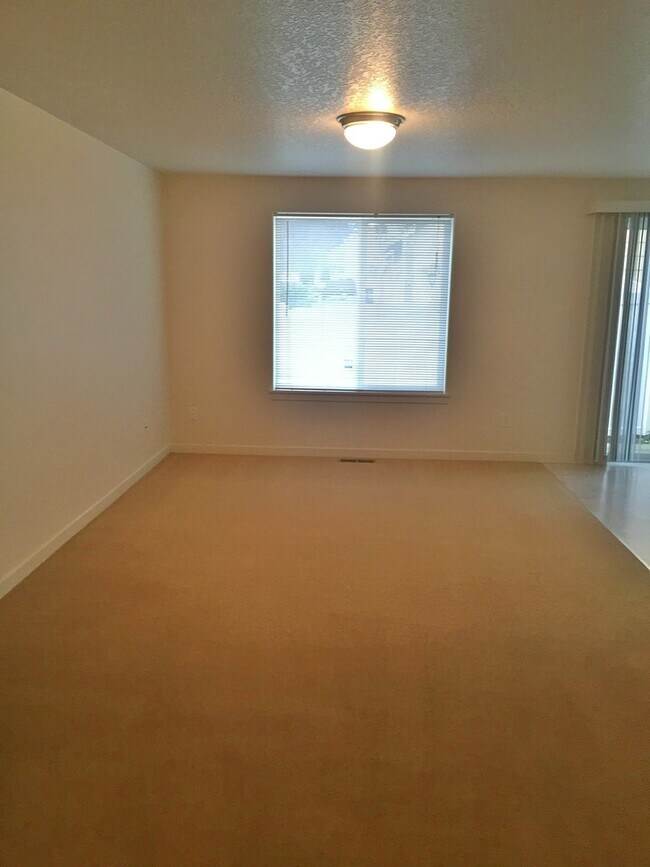 Foto del edificio - Available 3/23! Spacious 3 Bed/2.5 Bath Home in VAN MALL Area!