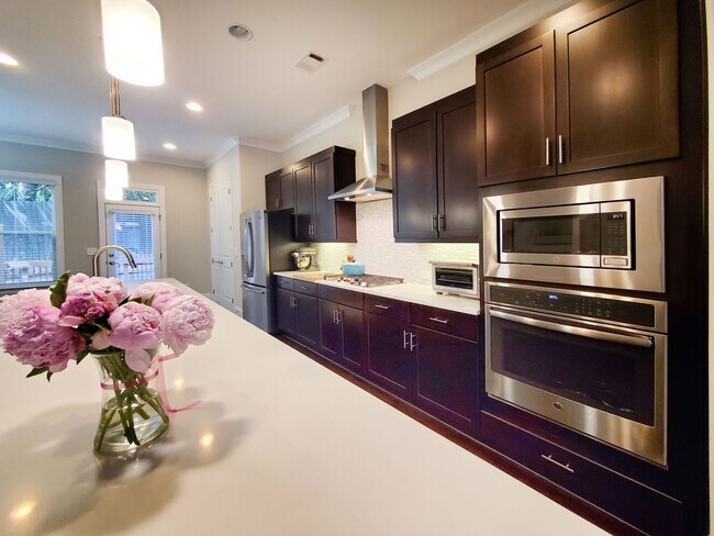 Foto del edificio - Stunning Executive Townhome in Gated Brook...