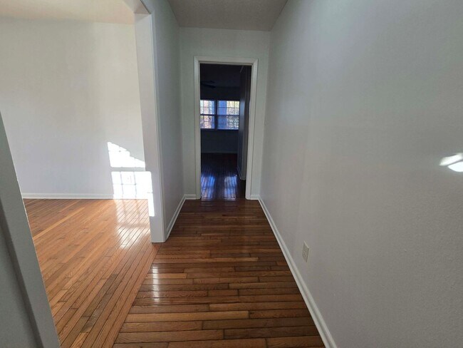 Building Photo - Charming 3 bedroom!