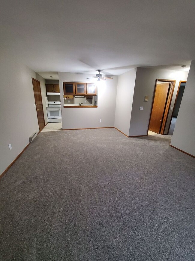 Building Photo - 2 Bedroom Condo $500 move in credit