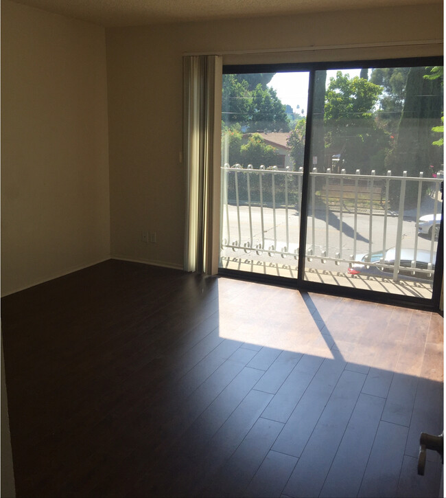 Foto del edificio - 6590 Hazeltine Ave