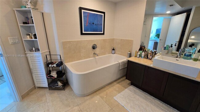 Foto del edificio - 250 Sunny Isles Blvd