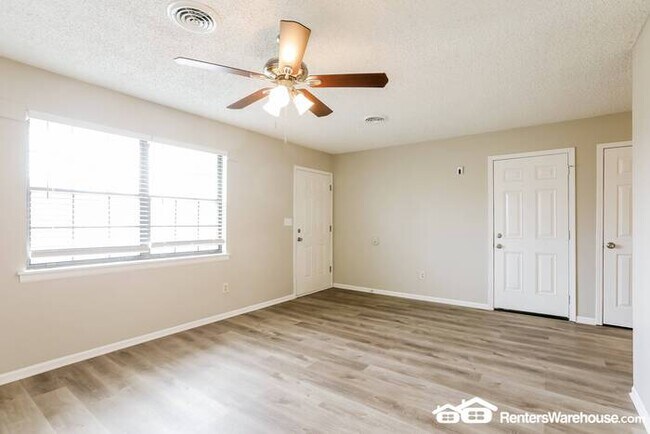 Building Photo - 2 Bed 1 Bath Side by Side Duplex For Rent!...
