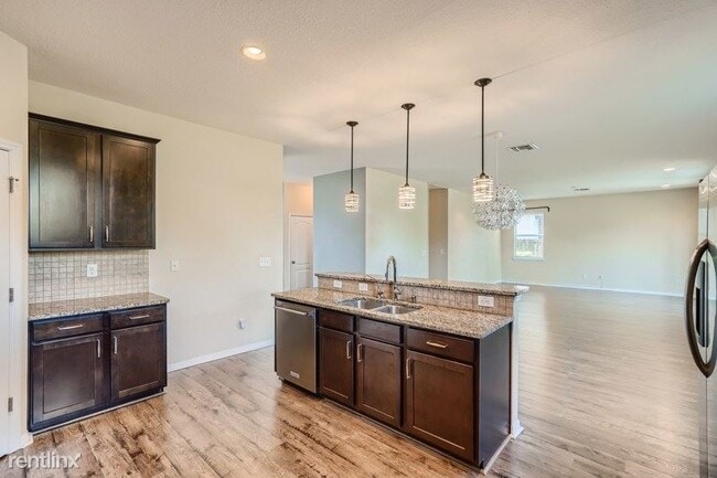 Building Photo - 5 br, 4 bath House - 12404 Fairlawn Drive ...